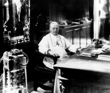Papst Pius XI an seinem Schreibtisch